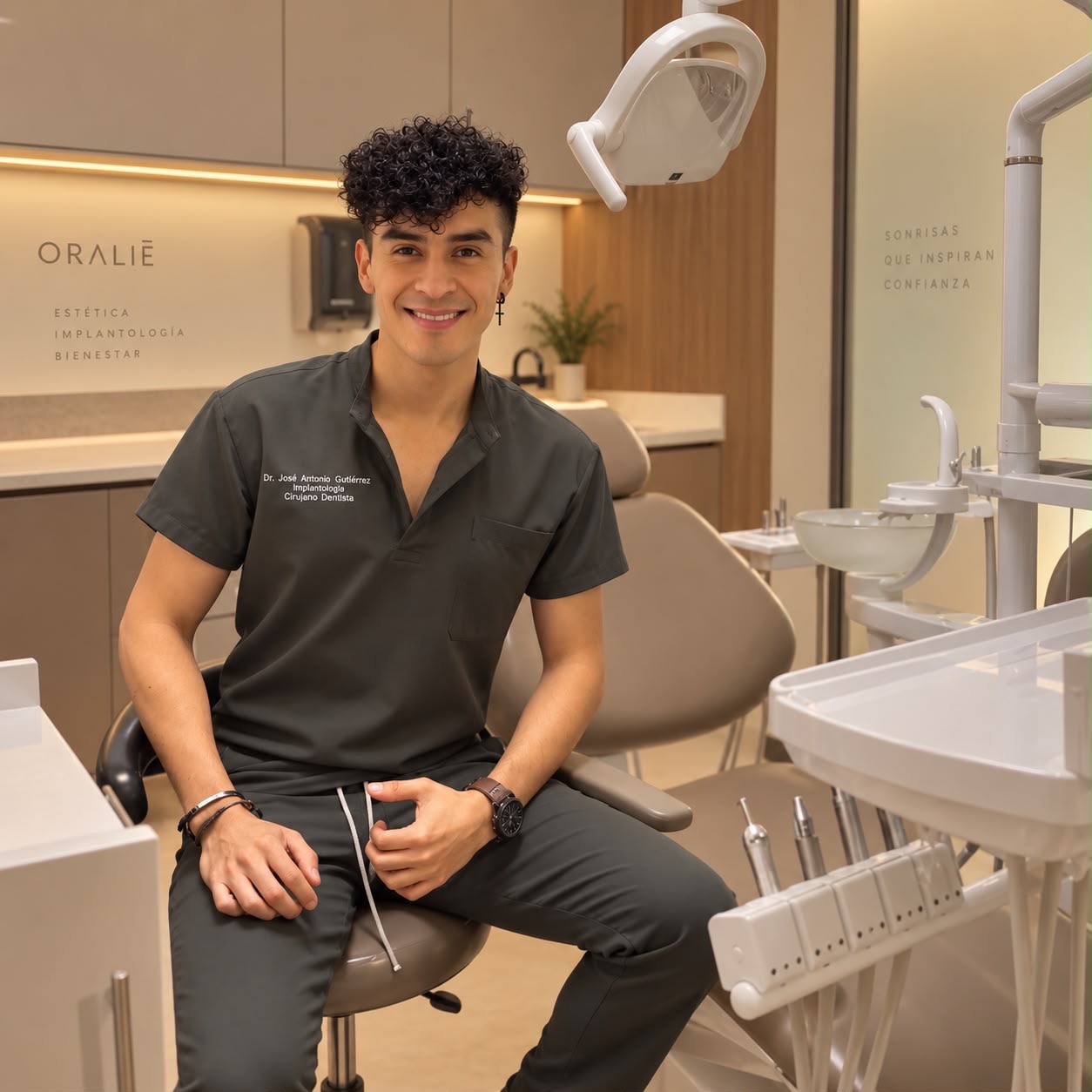 Dr. José Antonio Gutiérrez en el consultorio ORALIĒ
